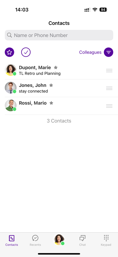 Ein Screenshot des Kontaktebildschirms der Swyx Mobile App, der eine Liste von Kollegen mit Statusmeldungen und grünen Präsenzindikatoren zeigt.