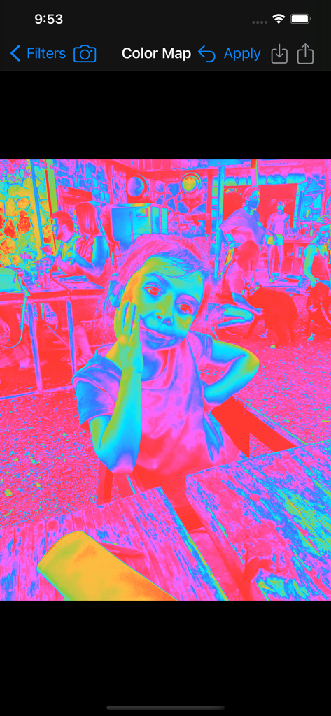 Um filtro de mapa de cores psicodélico aplicado à foto de uma criança na interface do aplicativo Image Filters.