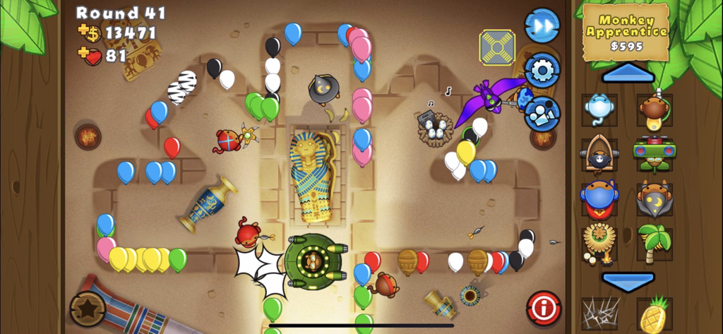 Juego de Bloons TD 5 en un mapa del desierto egipcio con torres de monos explotando globos.