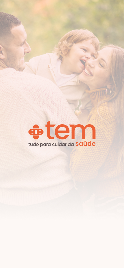 Happy family on the Tem Saude Digital app splash screen