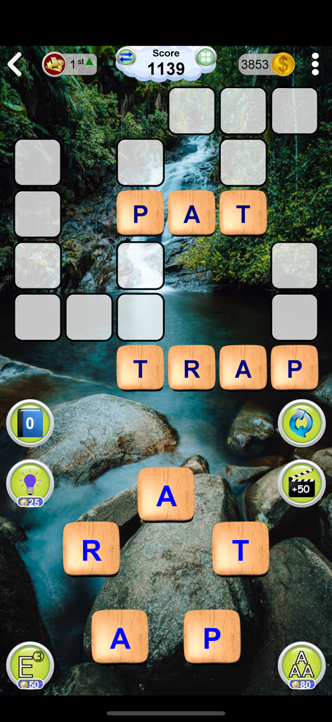 Word Games - Jugabilidad de un puzle de conectar palabras mostrando fichas de letras de madera formando las palabras PAT y TRAP sobre un fondo escénico de cascada.