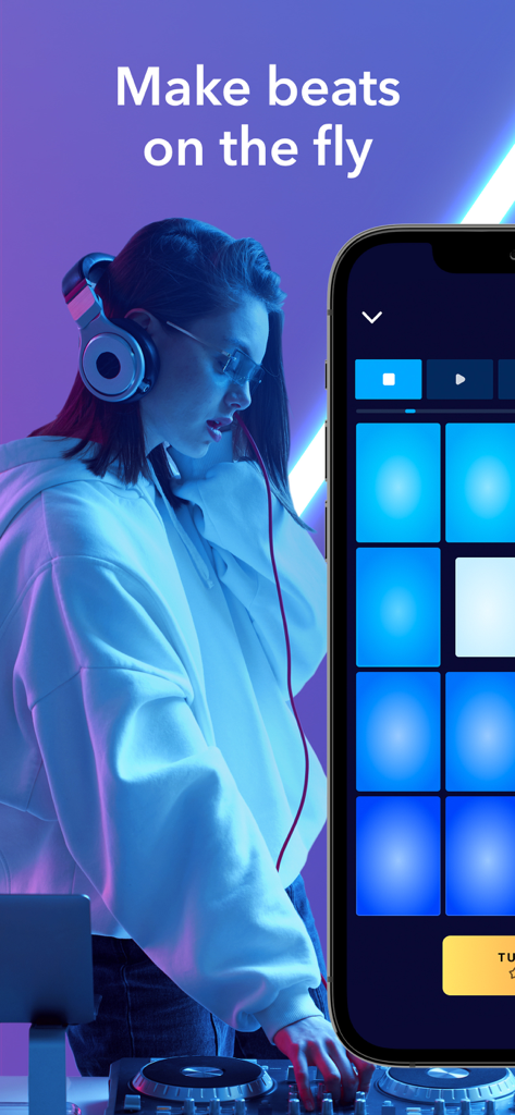 Interfaz de la aplicación Beat Maker Go en un smartphone con una persona usando auriculares y equipo de DJ