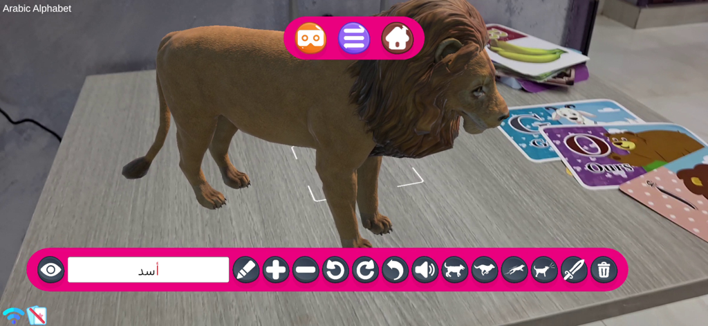 AR Kid's Kit 4D - 3D-Löwenmodell in erweiterter Realität (AR) auf einem Tisch neben Lernkarten in der AR Kids Kit 4D App.