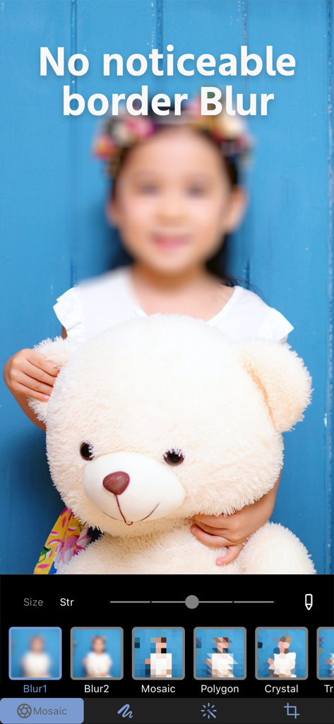 Mosaic plus 앱 편집 도구를 사용하여 얼굴과 배경에 부드러운 흐림 효과가 적용된 테디베어를 들고 있는 소녀 사진