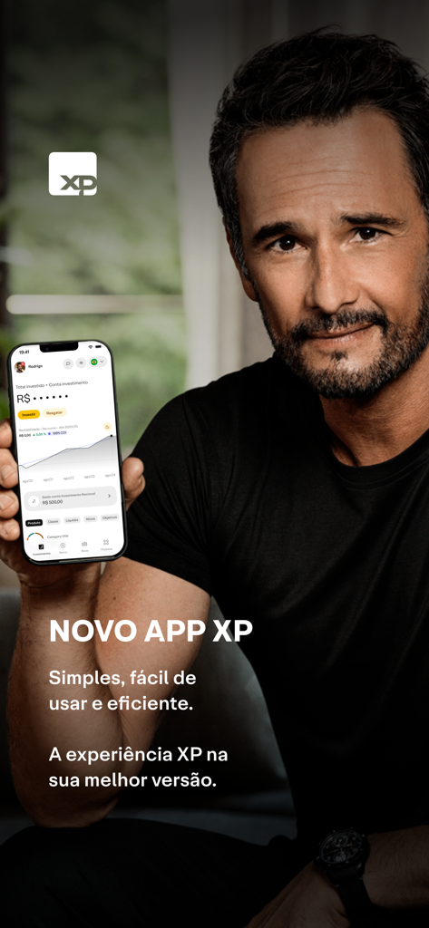 XP Investimentos - Ein Mann hält ein Smartphone mit der XP Investimentos App-Oberfläche auf dem Bildschirm