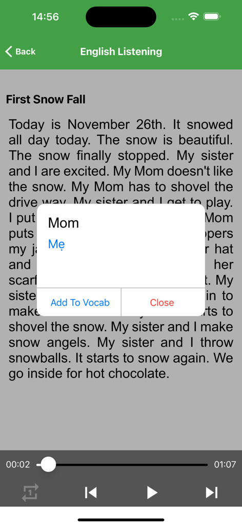 Learn English Listening - Captura de pantalla de la aplicación Learn English Listening que muestra un texto de historia con una ventana emergente de traducción integrada para la palabra Mamá en vietnamita y controles de audio.