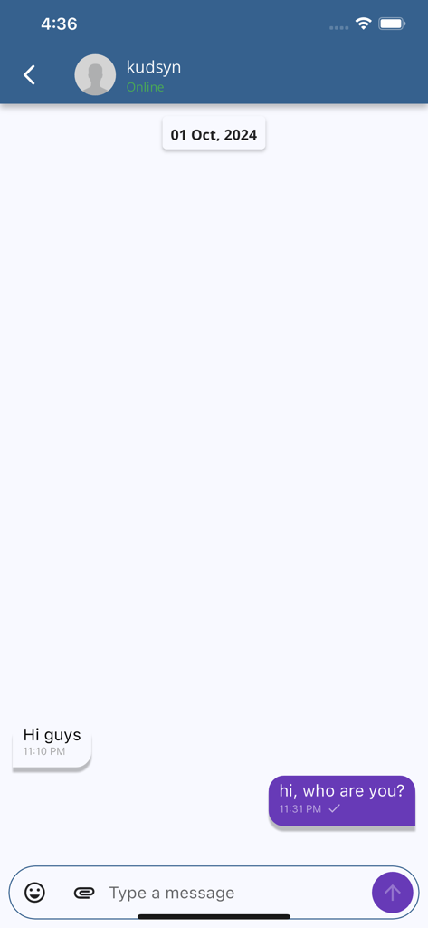 Interfaz de chat de la aplicación de mensajería Telepost con burbujas de mensajes púrpuras personalizables.