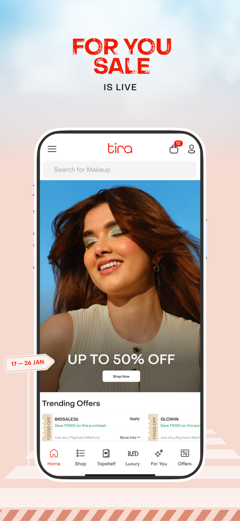 Tira: Online Beauty Shopping - La pantalla de inicio de la aplicación Tira muestra un banner de descuento del 50 por ciento y ofertas de productos de tendencia