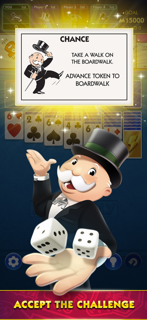 Mr. Monopoly hält Würfel und zeigt eine Zufallskarte über einem Solitaire-Spielbrett.
