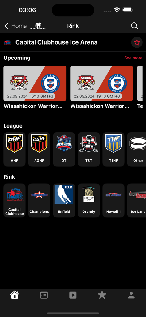 Schermata dell'app BlackBear TV che mostra le partite di hockey giovanile in arrivo e la selezione della pista