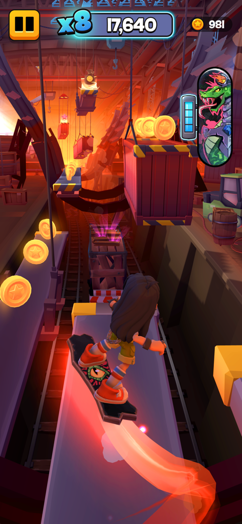 Subway Surfers City - Jugabilidad de Subway Surfers City mostrando a un personaje en una tabla flotante recogiendo monedas en un distrito industrial