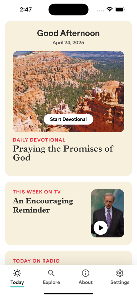 La pantalla de inicio de la aplicación Ministerios En Contacto que presenta un devocional diario y un mensaje de televisión semanal del Dr. Charles Stanley