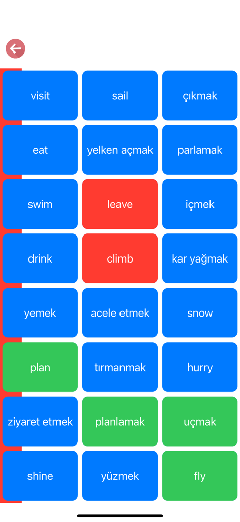 Pantalla interactiva de juego de emparejamiento para aprender verbos turcos con traducciones al inglés y retroalimentación codificada por colores.