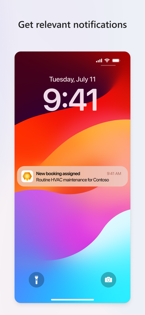 Dynamics 365 Field Service - Smartphone-Bildschirm zeigt eine Benachrichtigung für eine neue Arbeitsbuchung an, die einem Außendiensttechniker zugewiesen wurde.