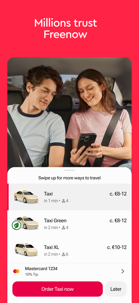 Zwei Personen in einem Auto nutzen die Freenow App, um verschiedene Taxi-Optionen wie Taxi Green und Taxi XL auszuwählen und zu buchen.