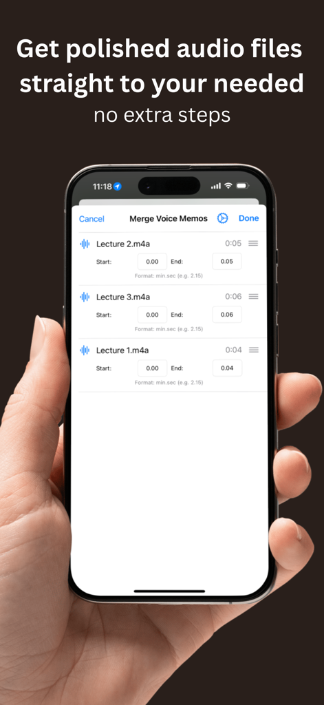 Mano che tiene un iPhone che mostra l'interfaccia dell'app Unisci Memo Vocali con un elenco di registrazioni di lezioni da unire e tagliare