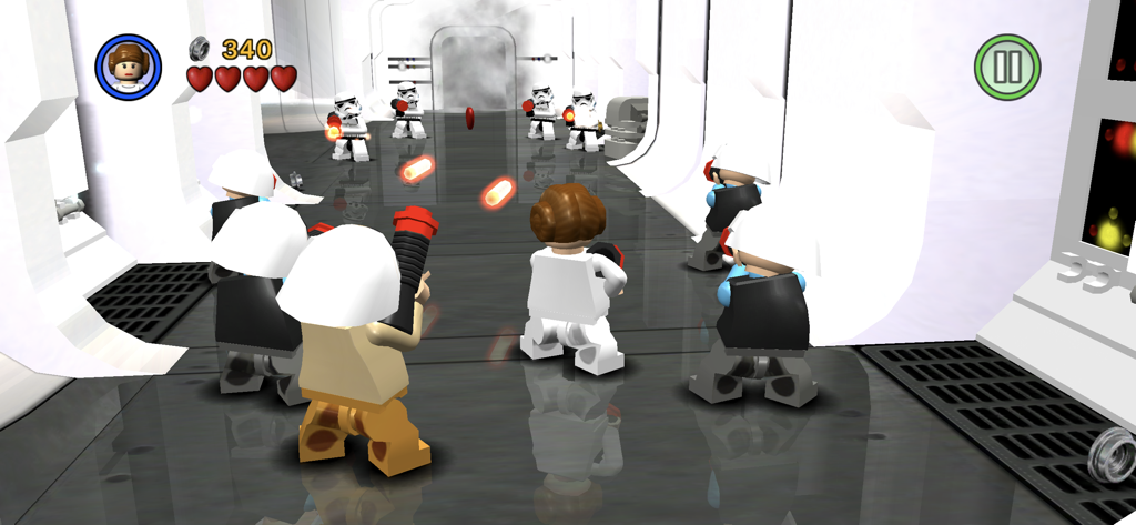 La Principessa Leia e soldati ribelli in una battaglia a colpi di blaster contro Stormtrooper in LEGO Star Wars The Complete Saga