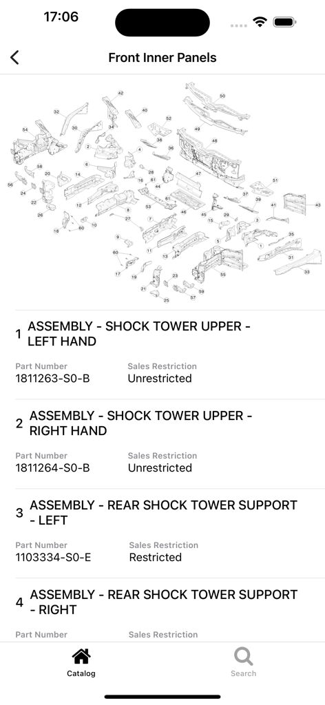 Bildschirm der mobilen App, der ein technisches Diagramm der vorderen Innenverkleidungen von Tesla mit entsprechenden Teilenummern und Beschreibungen zeigt