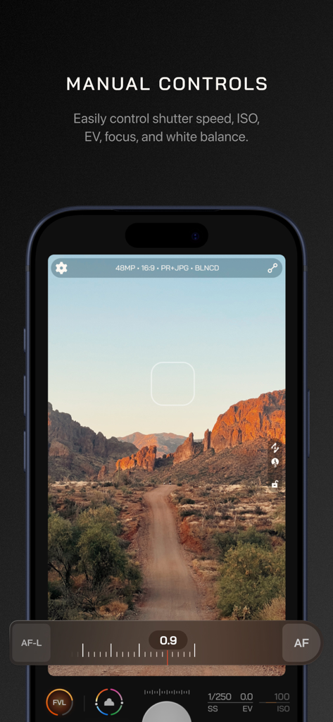 Moment Pro Camera II - Moment Pro Camera II 앱의 수동 카메라 제어 인터페이스, 풍경 사진 위에 셔터 속도 ISO 및 초점 조정 표시