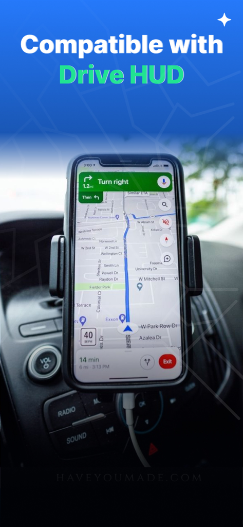 ドライブHUDテキストが表示されたGPSナビゲーションアプリを表示する車のダッシュボードに取り付けられたスマートフォン