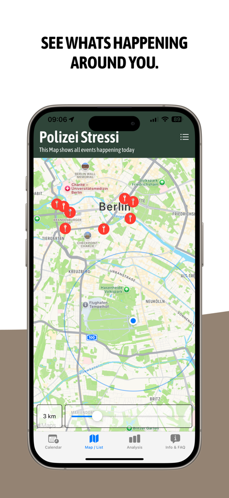 베를린의 이벤트를 나타내는 여러 개의 빨간색 마커가 있는 Polizei Stressi 앱의 지도 보기를 보여주는 스마트폰