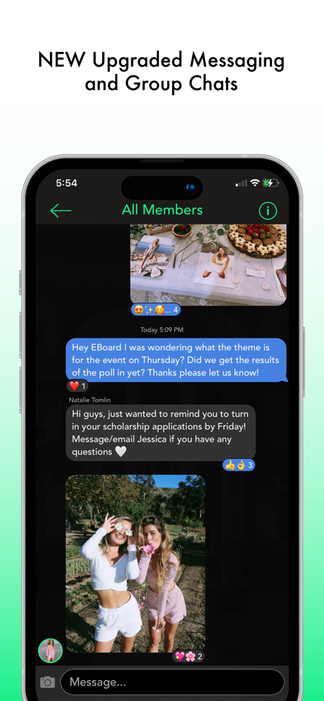 OurHouse - OurHouseアプリのグループチャット画面。ギリシャ式生活組織メンバーの写真とメッセージが表示されています。