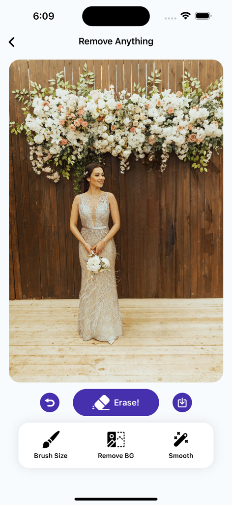 Interfaccia di un'app mobile che mostra una foto di una donna in abito elegante con opzioni per cancellare oggetti e rimuovere lo sfondo