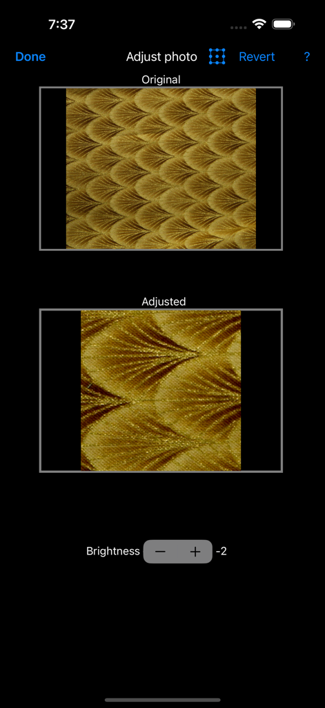 Ajustando o brilho e cortando um tecido com padrão dourado na interface do aplicativo Color Hints