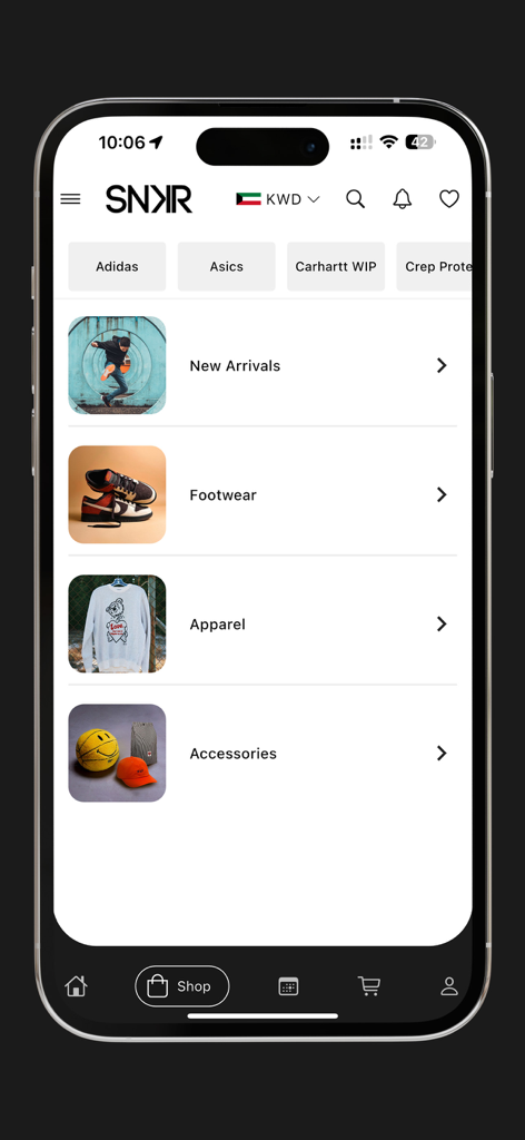 Tela inicial do aplicativo móvel SNKR Store com categorias de produtos para calçados, vestuário e acessórios