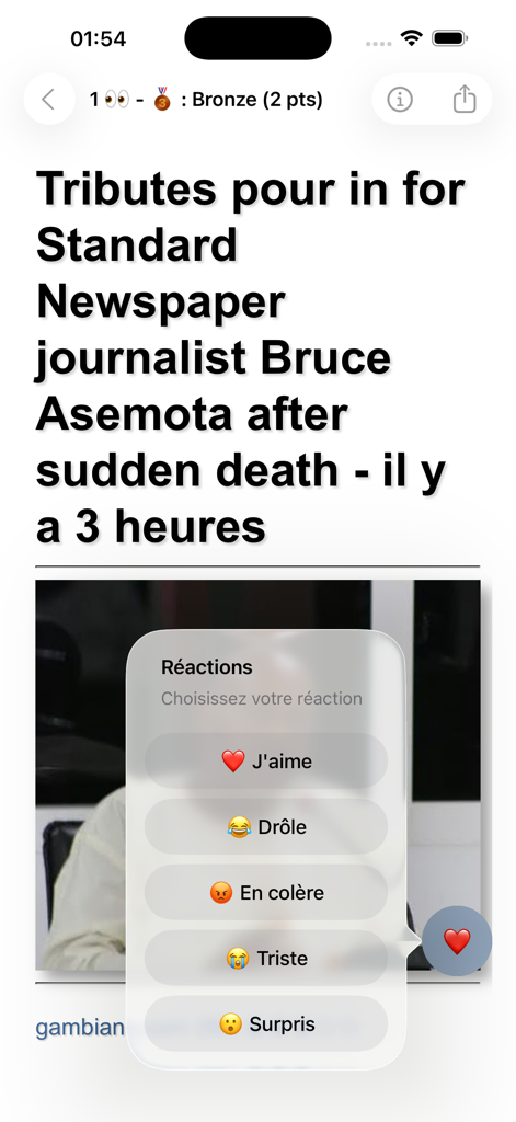 Titular de un artículo de noticias de Gambia con un menú emergente de reacciones sociales