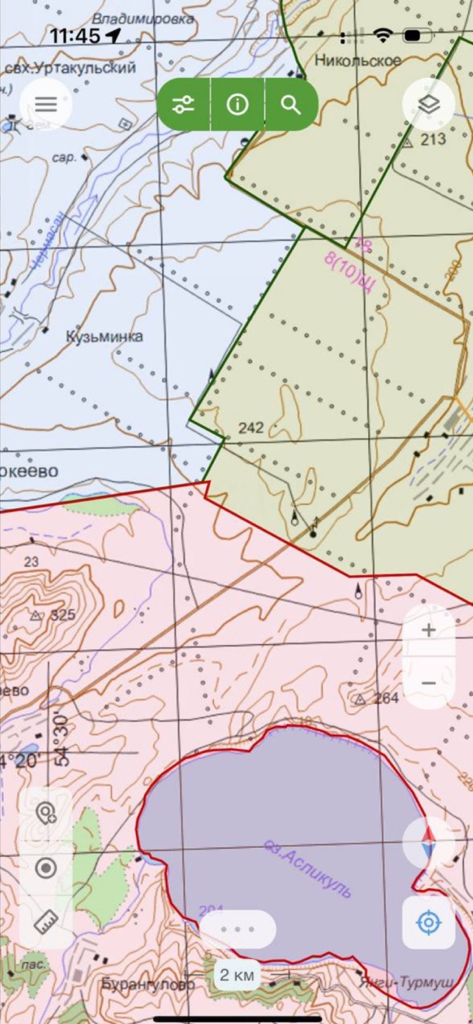 Карта охотника. GPS навигатор. - 狩猟地の境界線とGPSナビゲーションツールを備えた詳細な地形図を表示するモバイルアプリのインターフェース。