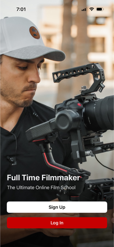 Full Time Filmmaker - Tela de login e cadastro do aplicativo Full Time Filmmaker apresentando um videomaker profissional com um equipamento de câmera