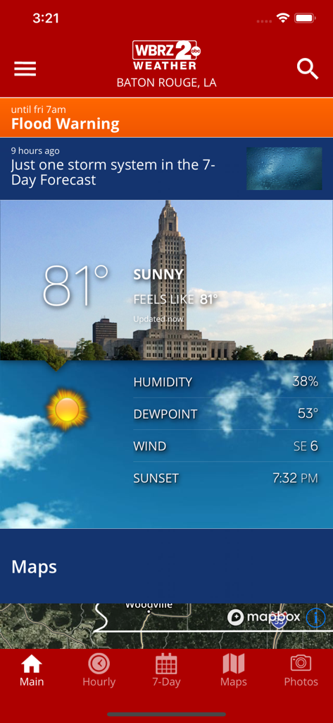 Interface de l'application Météo WBRZ montrant des conditions ensoleillées actuelles et un avertissement d'inondation à Baton Rouge.