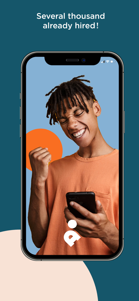 Ein junger Mann feiert einen neuen Job auf seinem Smartphone mit der AppyHere-App