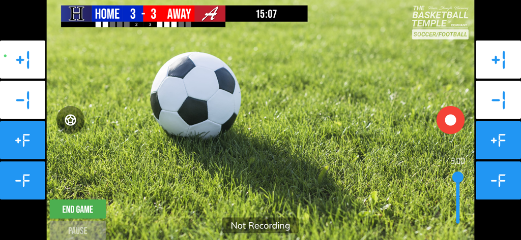 Interface do aplicativo BT Soccer Camera com sobreposição de placar e controles de jogo sobre um fundo de campo de futebol.