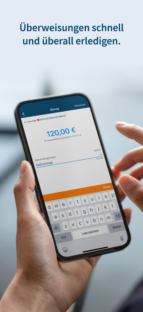 Benutzer führt eine mobile Banküberweisung in der StarMoney-App-Oberfläche durch
