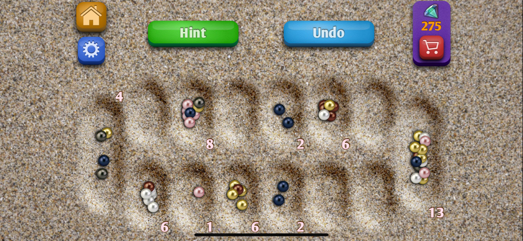 Mancala. - Mancala-Brettspiel-Gameplay mit bunten Murmeln und Sandhintergrund