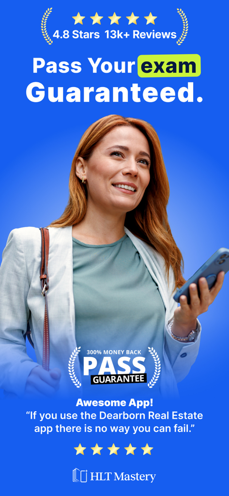 Una mujer profesional sosteniendo un teléfono inteligente con la aplicación Dearborn Real Estate Exam Prep que muestra una garantía de aprobación