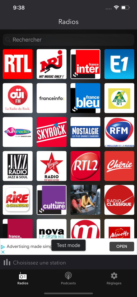Radio FM - Interfaz de la aplicación Radio FM que muestra una cuadrícula de logotipos de emisoras de radio francesas populares