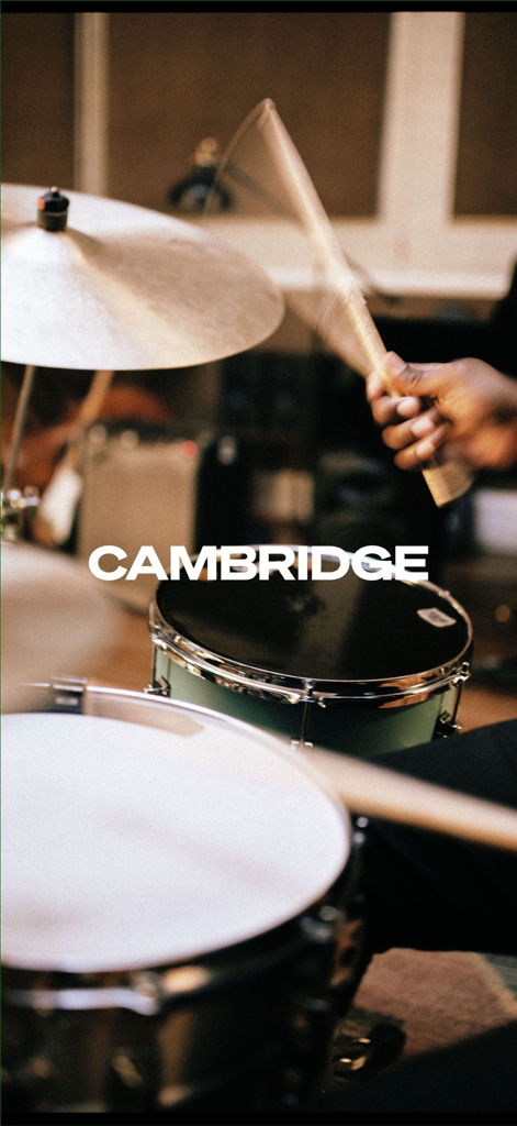 StreamMagic by Cambridge Audio - Un musicien jouant d'une batterie avec le nom de la marque Cambridge au centre.