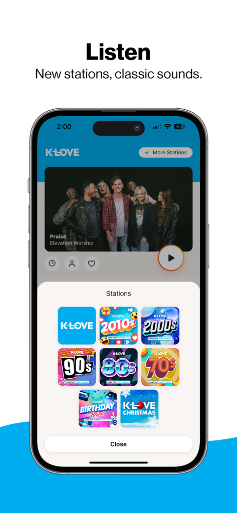 K-LOVE - Smartphone che mostra l'interfaccia dell'app K-LOVE con un menu di varie stazioni radio, inclusi canali a tema decennale.