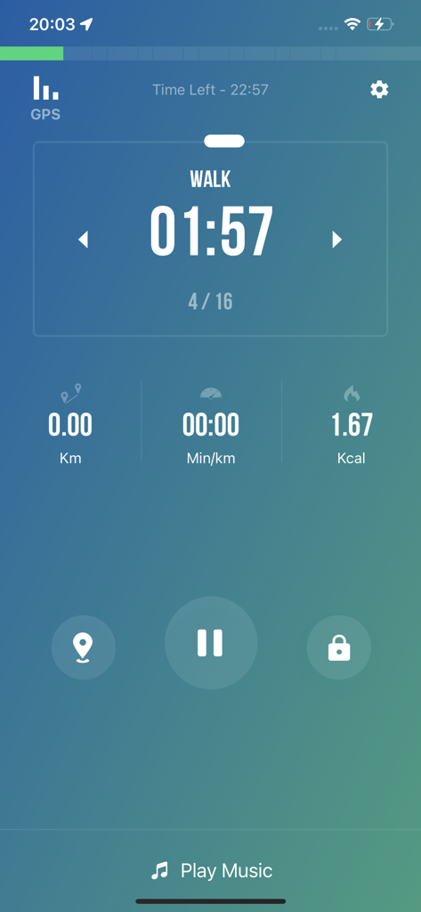 Tela do aplicativo Run Tracker mostrando um treino ativo de caminhada intervalada com cronômetro e estatísticas de fitness