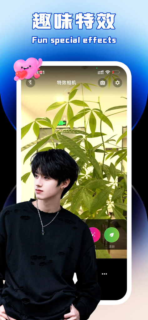 Un joven posando frente a plantas dentro de la interfaz de la aplicación de cámara Snphoto destacando efectos especiales divertidos