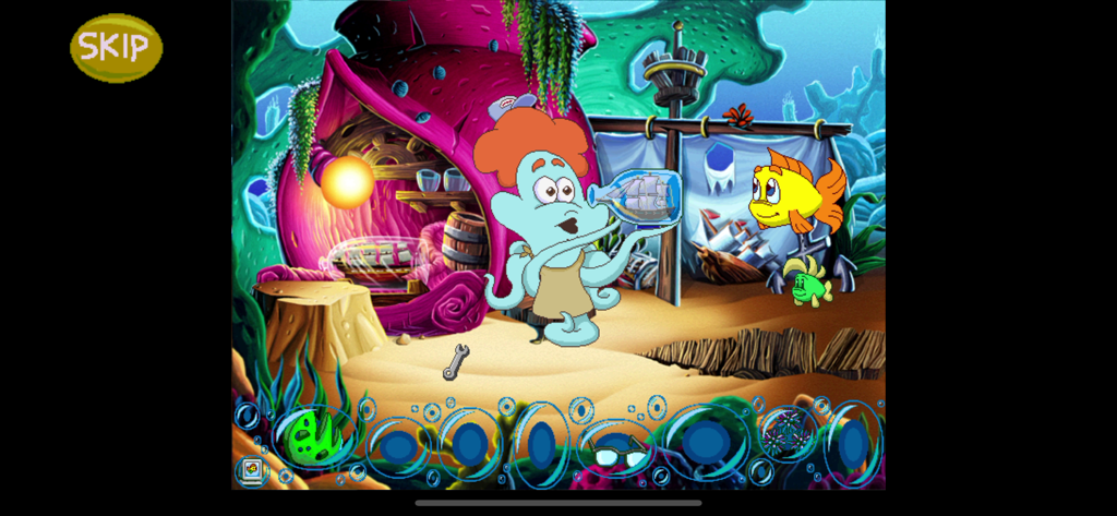 Freddi Fish 5: Coral Cove - Freddi Fish y Luther hablando con un pulpo que sostiene un barco en una botella en una colorida escena submarina