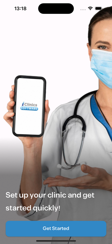 Eine Ärztin hält ein Smartphone, auf dem das iClinics Software-Logo auf einem Praxiseinrichtungsbildschirm angezeigt wird.