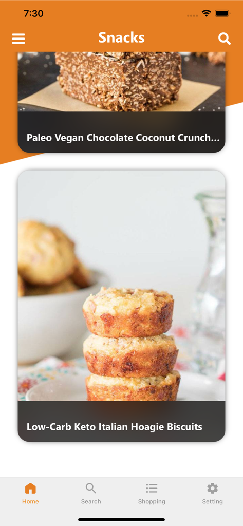 Keto Recipes: Low Carb Diet - Una pantalla de la aplicación Recetas Keto que muestra una lista de opciones de snacks saludables como galletas de hoagie italiano y crujientes de coco con chocolate.