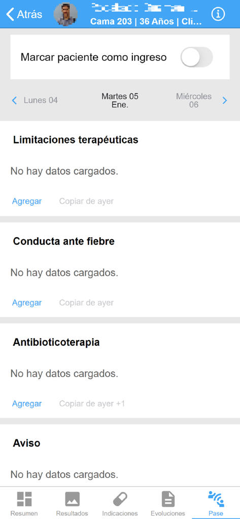 Pantalla de la aplicación móvil para el personal del hospital que muestra los registros médicos del paciente y las secciones de notas clínicas
