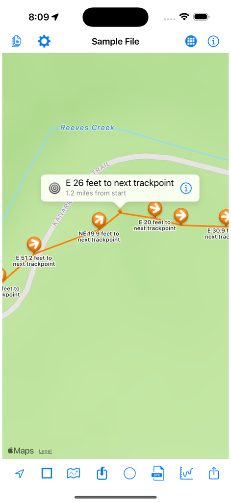 Una schermata mobile che mostra l'app GPX Viewer con una traccia di navigazione su una mappa e informazioni sulla distanza tra i punti traccia.