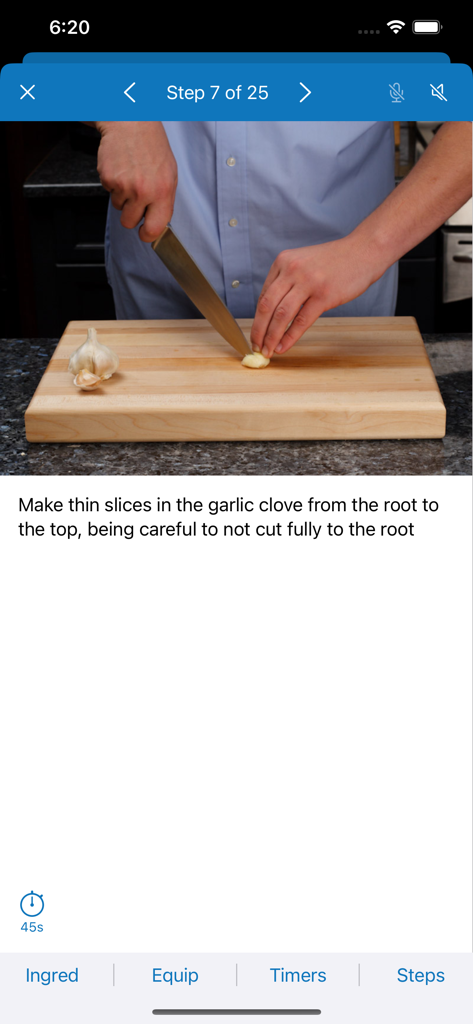 ビジュアルレシピのステップとして、木製のまな板の上でニンニクのクローブをスライスする人