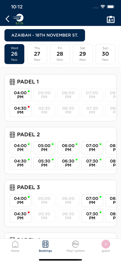 Pantalla de la aplicación Spin Padel Club que muestra la disponibilidad de pistas y los horarios para reservar.